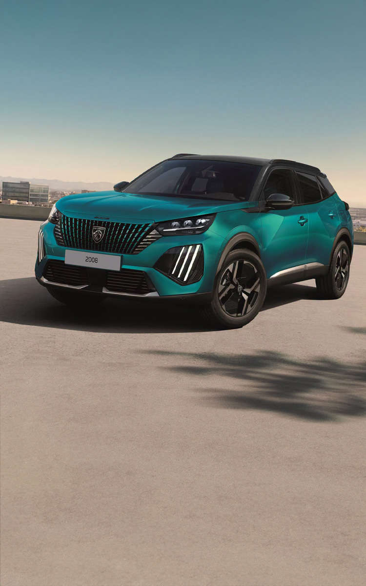 Peugeot 2008 синього кольору на стоянці над містом, вигляд спереду з лівого боку