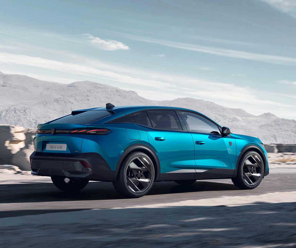 Peugeot 408 їде по трасі