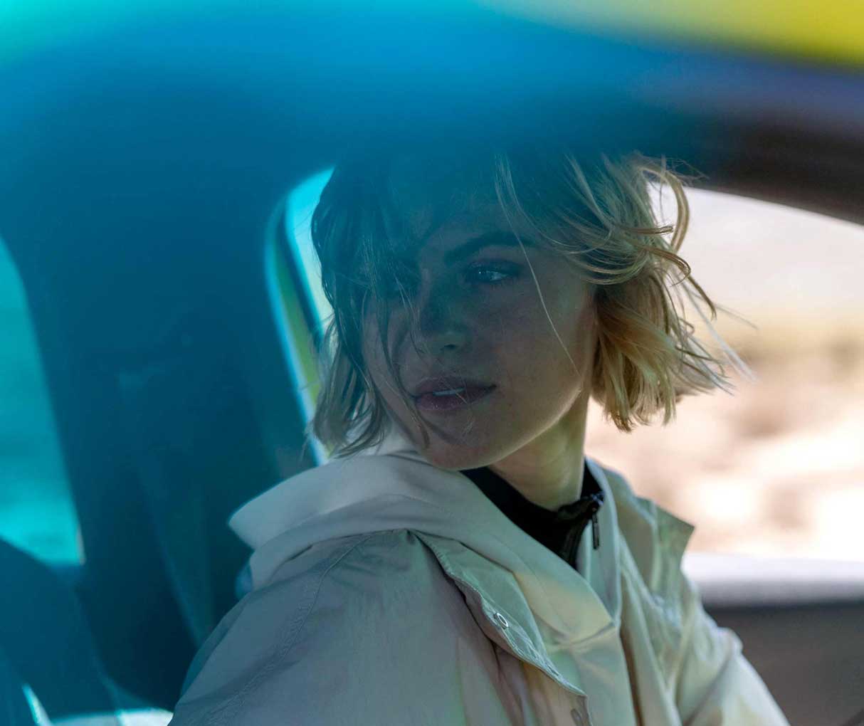 Дівчина сидить у салоні автомобіля Peugeot