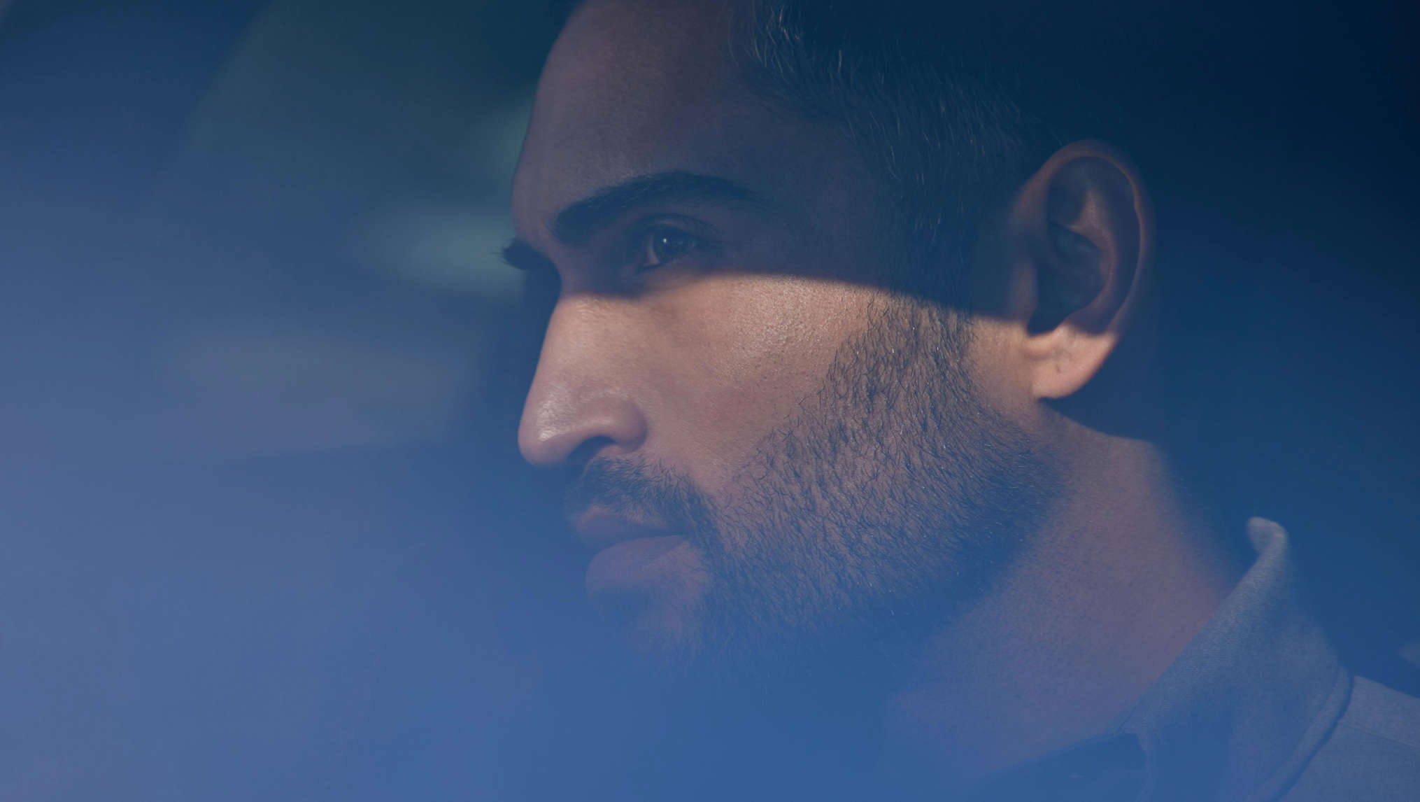 Чоловік дивиться крізь вікно автомобіля Peugeot