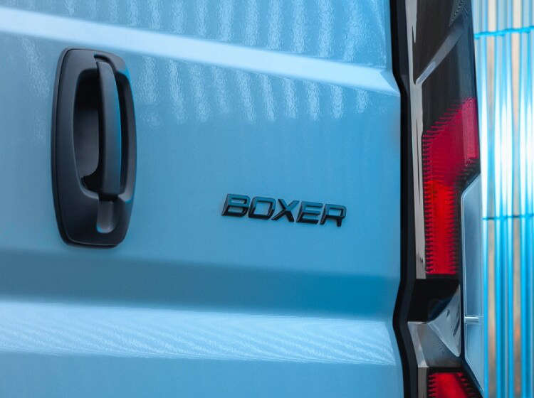 Напис «Boxer» на задніх дверях нового Peugeot Boxer