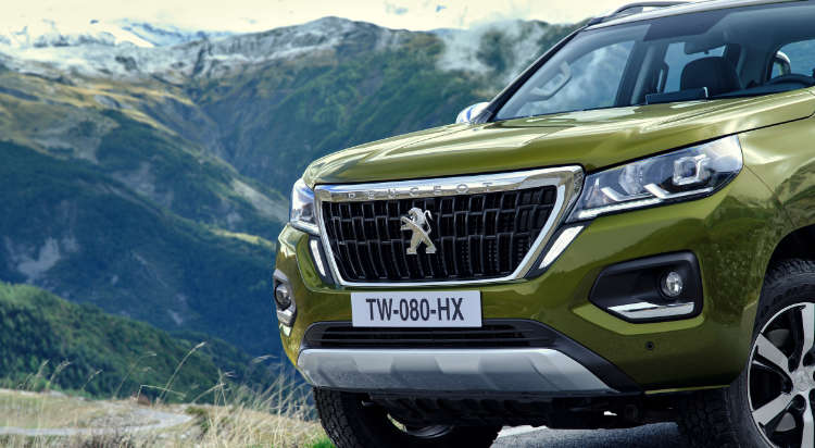 Пікап Peugeot Landtrek спереду крупним планом