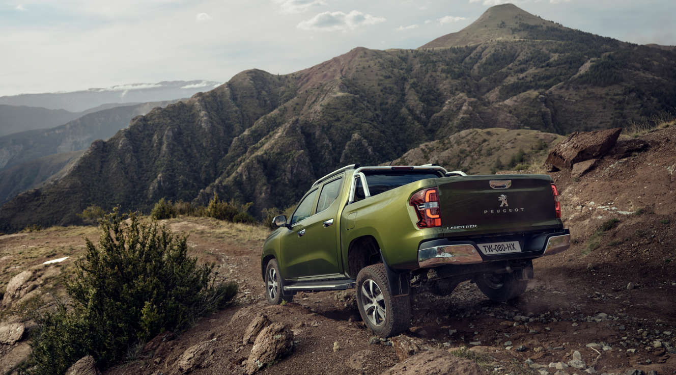 Peugeot Landtrek, вигляд ззаду з лівого боку в горах