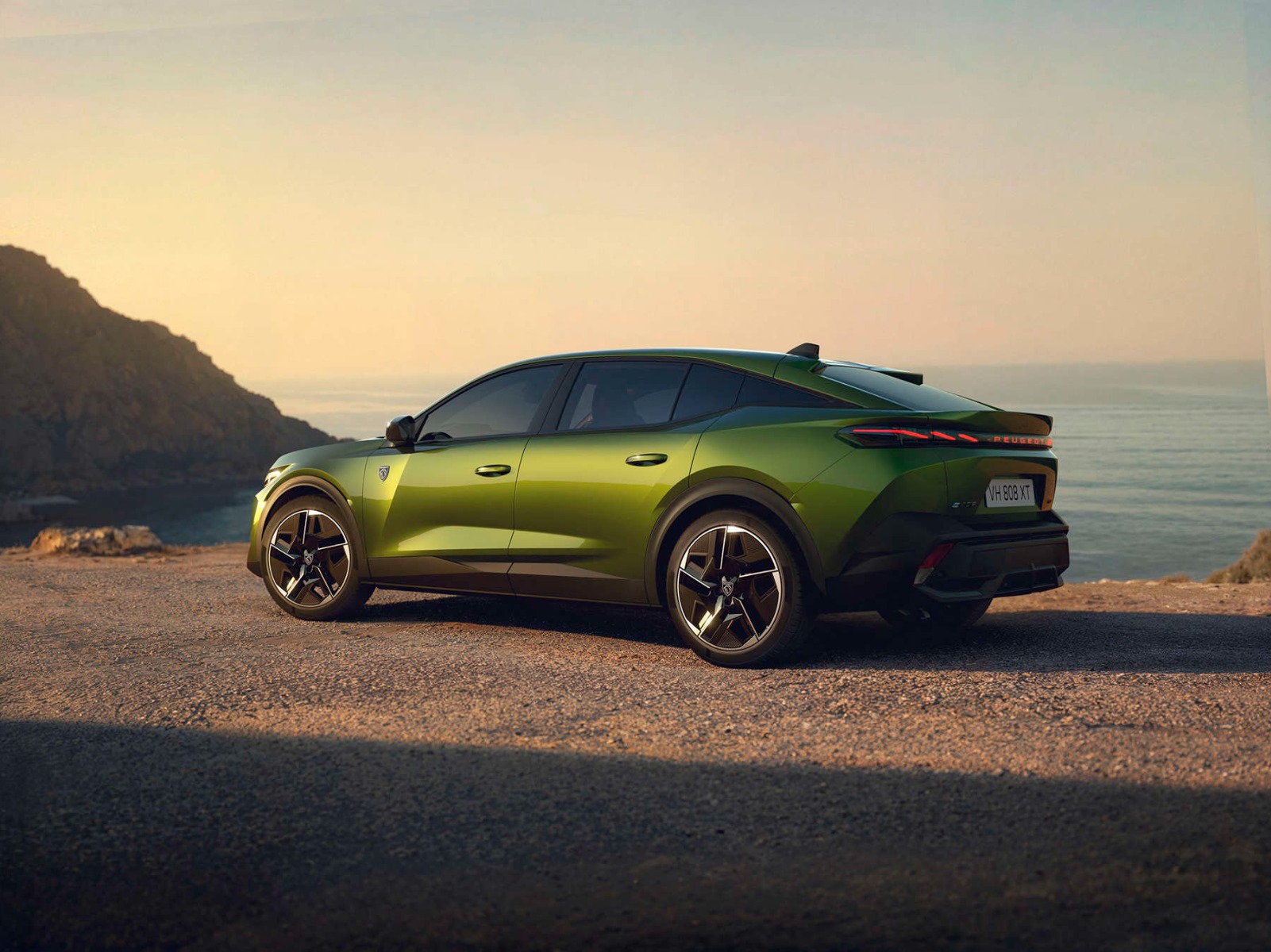 Новий PEUGEOT 408, вигляд ззаду з лівого боку