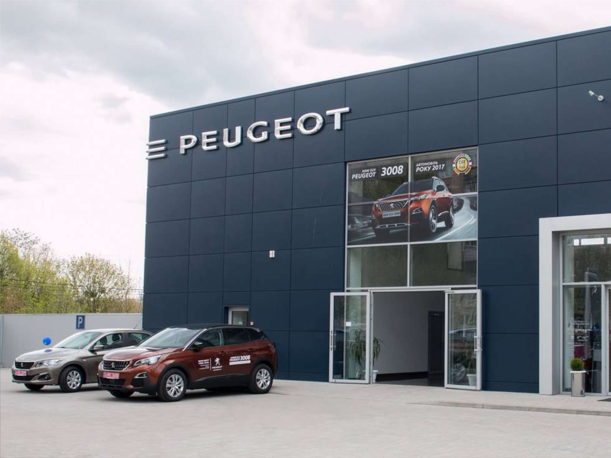 Фасад автосалону Peugeot «МТВ» у Рівному